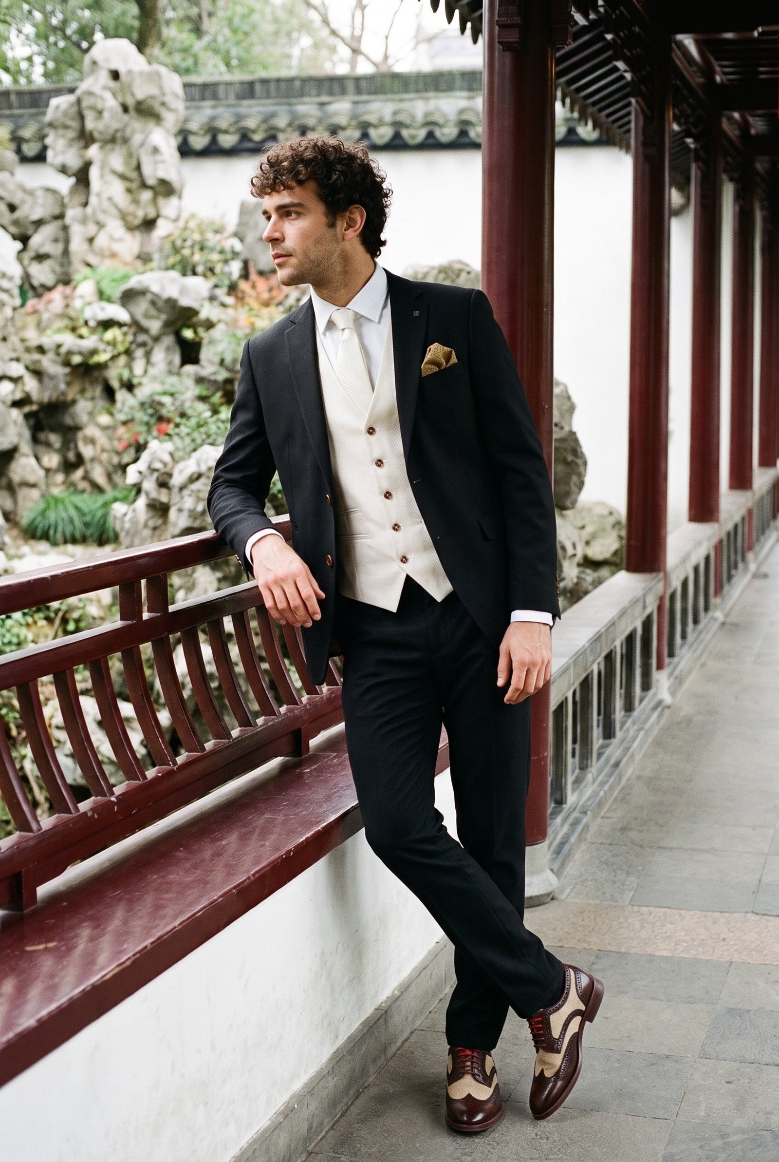 Look #1005 styled with Mayfair - Ανδρικό Μαύρο Κοστούμι 3 Τεμαχίων με Κρεμ Γιλέκο