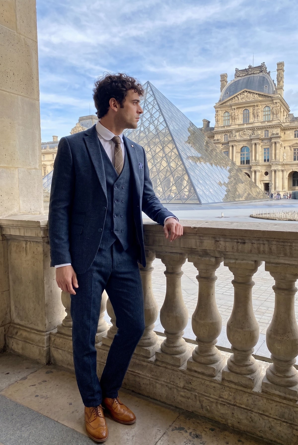 Look #380 styled with Ανδρικό κοστούμι 3 τεμαχίων σε μπλε χρώμα με σταυρωτό γιλέκο