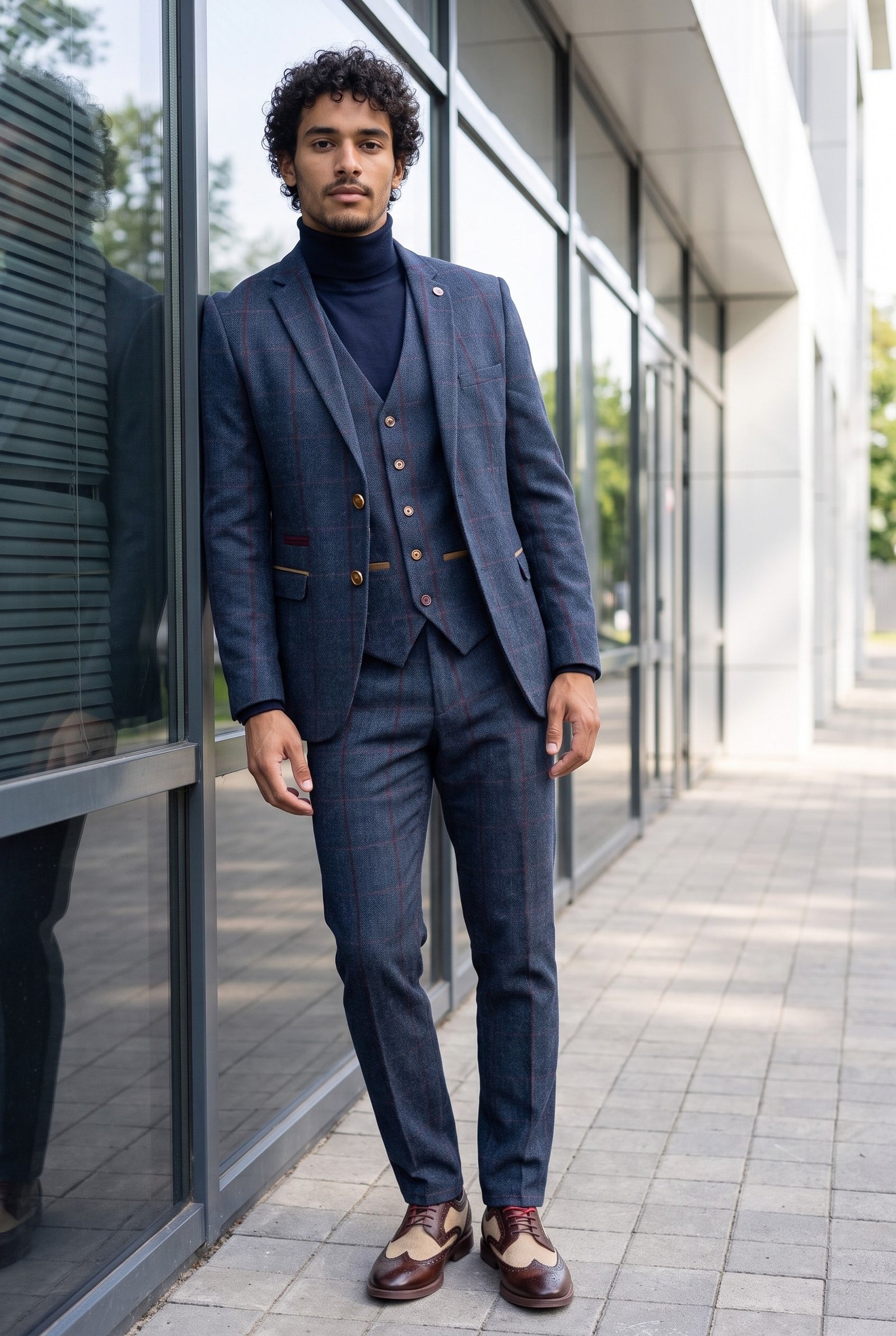Look #646 styled with Ανδρικό κοστούμι ψαροκόκαλο από τουίντ, 3 τεμάχια, μπλε-κόκκινο, καρό, vintage, δεκαετία του 1920, σε προσαρμοσμένη γραμμή