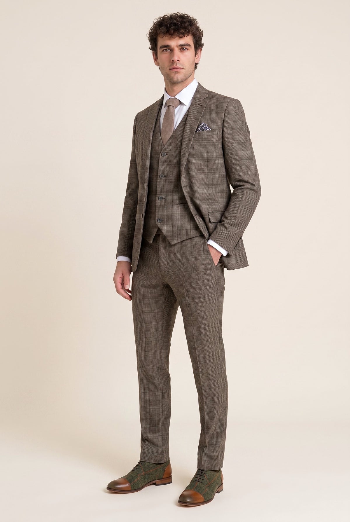 Look #603 styled with Ανδρικό κοστούμι 3 τεμαχίων, καφέ, κλασικό καρό, στενό, σε ανοιχτή γραμμή