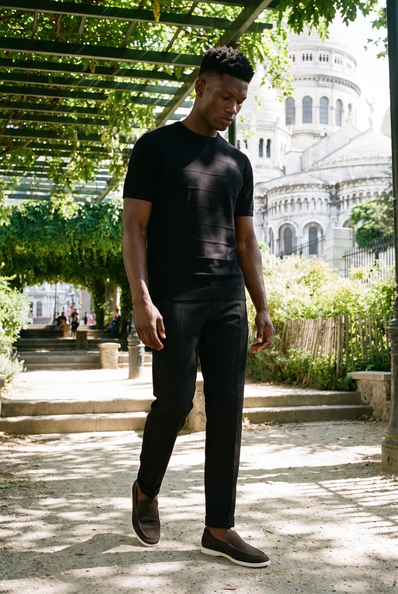 Look #870 styled with Μαύρο πλεκτό μπλουζάκι με ανάγλυφη υφή για άνδρες