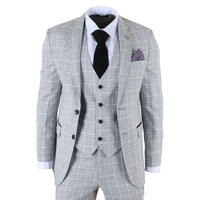 Γκρι καρό κοστούμι με μαύρη γραβάτα και μωβ μαντήλι τσέπης σε λευκό φόντο