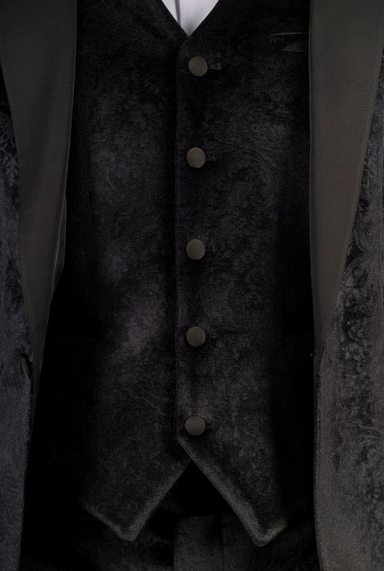 Ανδρικό μαύρο βελούδινο σμόκιν γάμου AK-26 σε 3 τεμάχια με σατέν πέτα