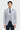 Άνδρας που φοράει ανοιχτό γκρι σακάκι, μπλε γιλέκο και σκούρα μπλε γραβάτα σε λευκό φόντο