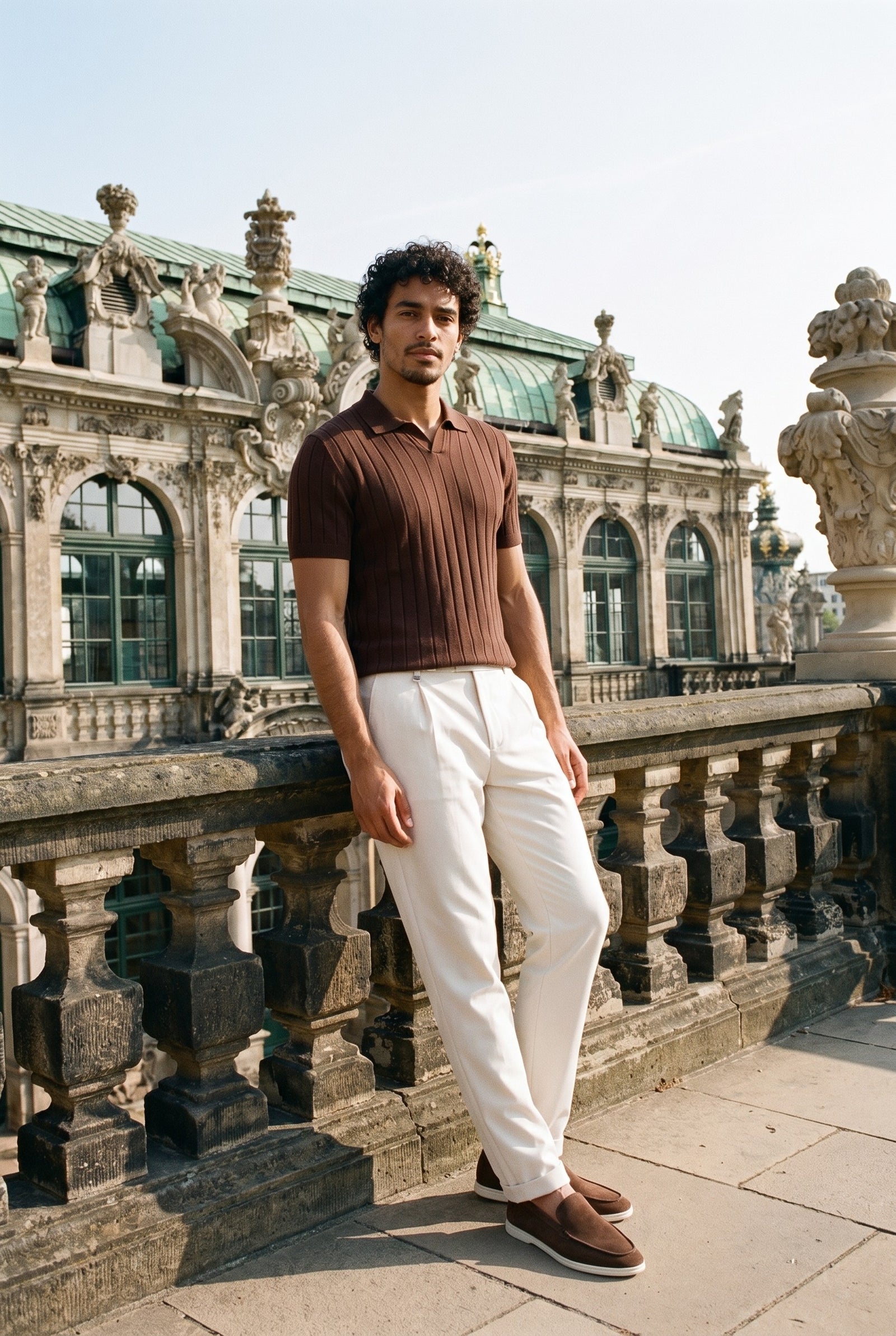 Look #1027 styled with Ανδρικό καφέ πόλο μπλουζάκι με ριμπ ύφανση
