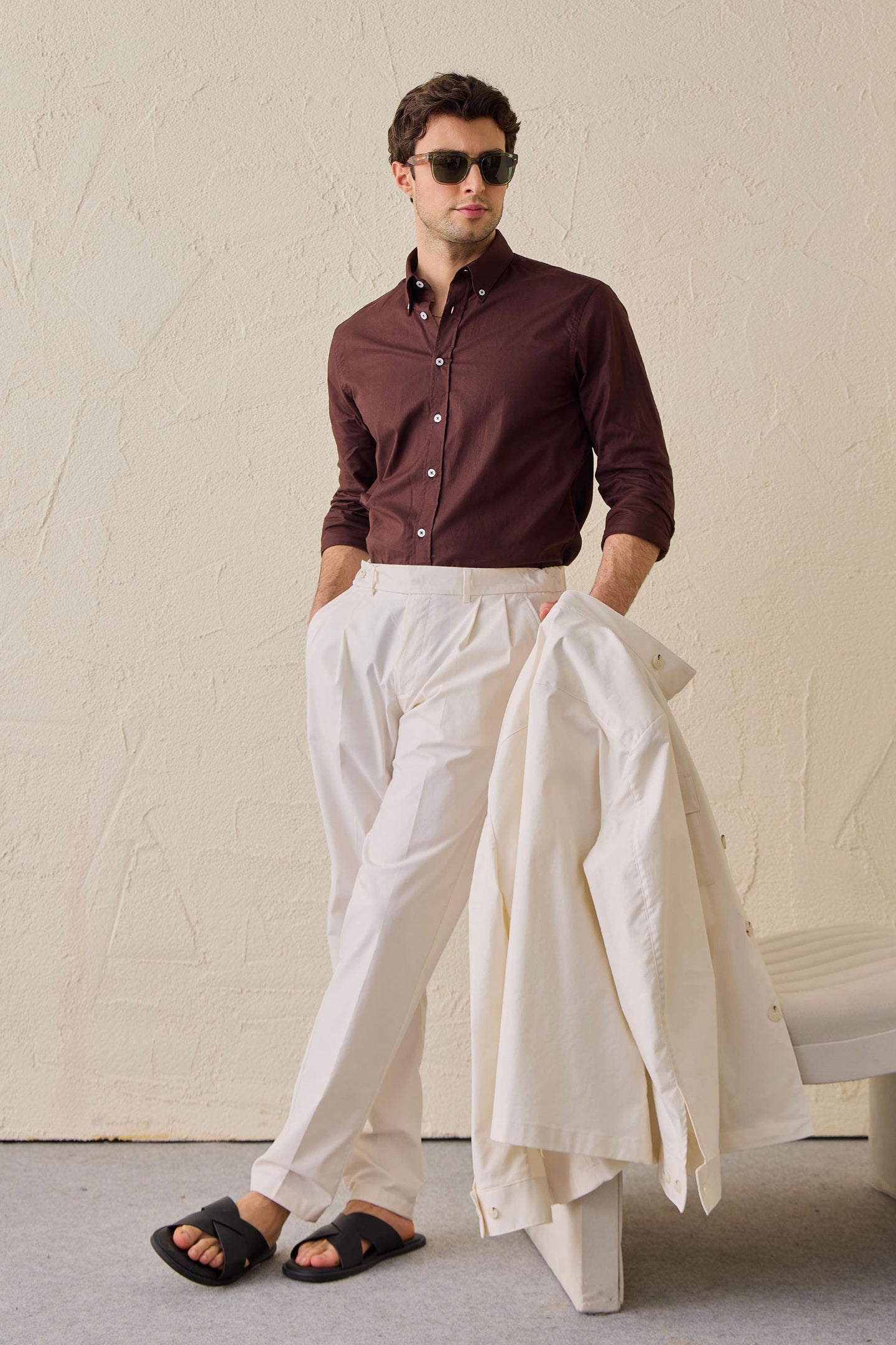 Λευκό πλισέ παντελόνι για άνδρες σε κλασική εφαρμογή