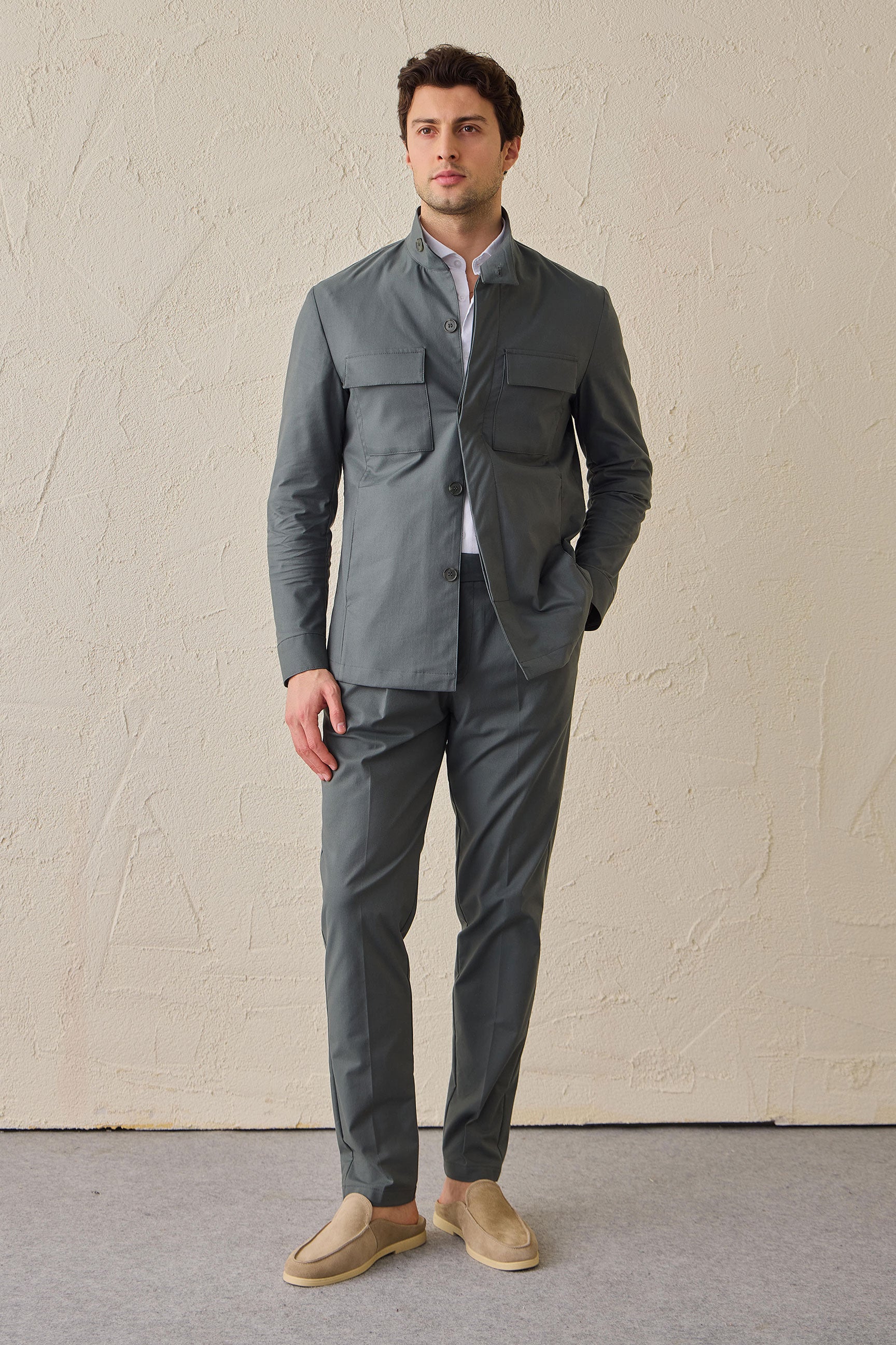 Ανδρικό κοστούμι 2 τεμαχίων Sage Green Smart Casual με γιακά σε στυλ Safari και ελαστικό γιακά