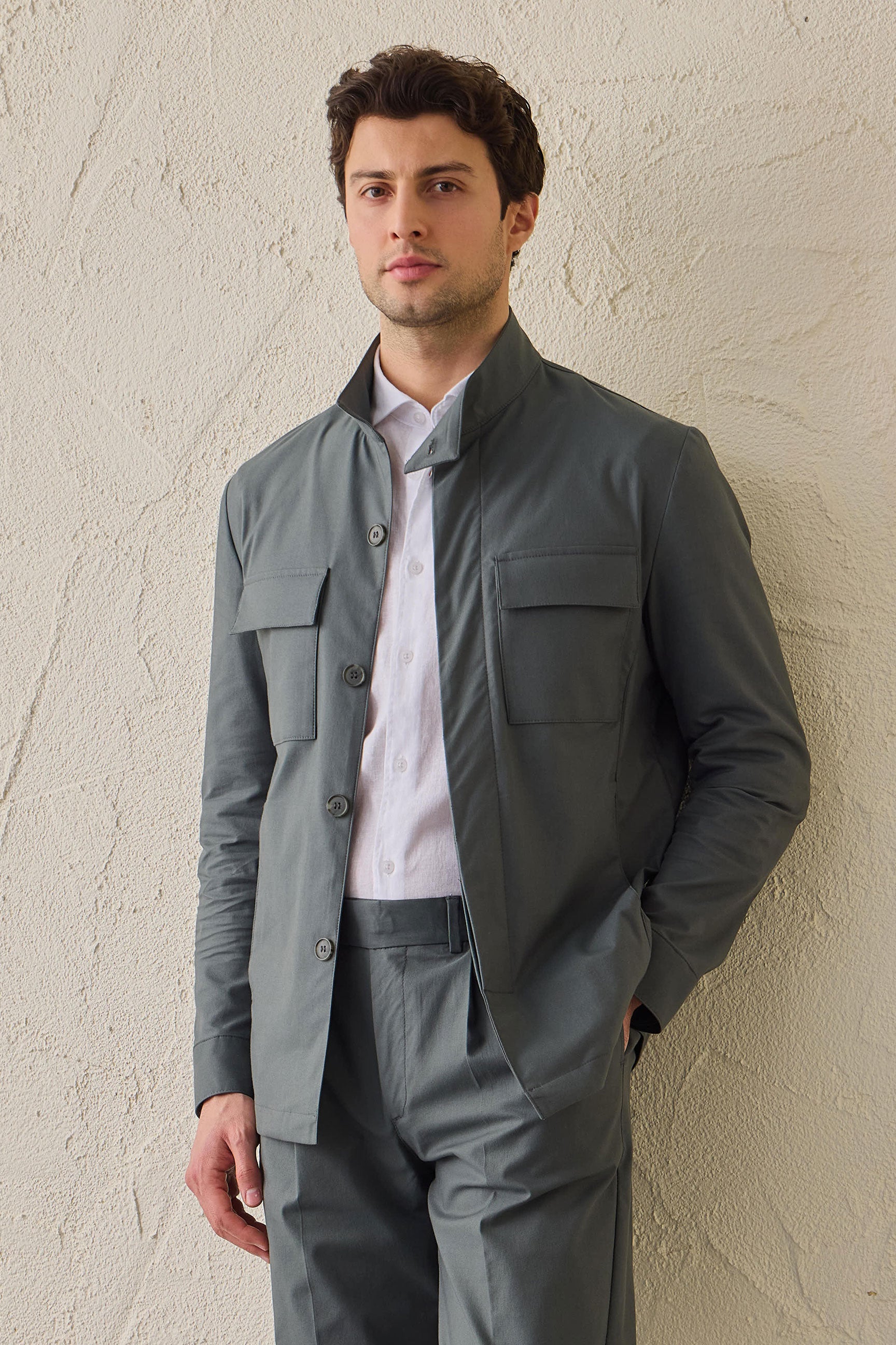 Ανδρικό κοστούμι 2 τεμαχίων Sage Green Smart Casual με γιακά σε στυλ Safari και ελαστικό γιακά