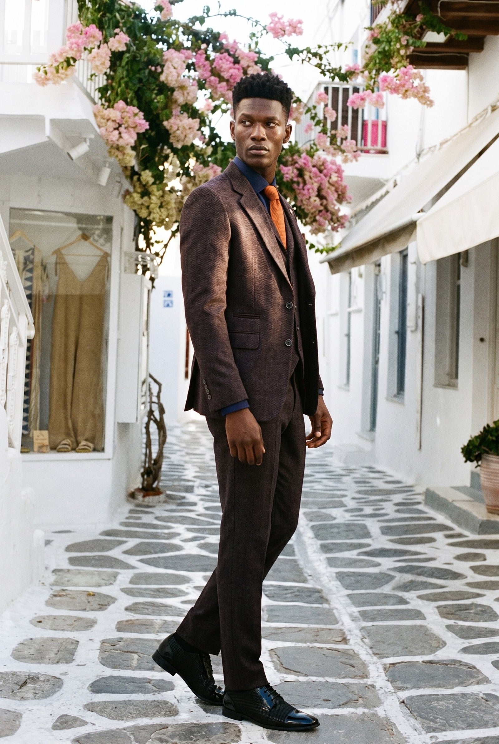 Look #993 styled with Ανδρικό κοστούμι 3 τεμαχίων από τουίντ σε χρώμα δαμάσκηνου και ψαροκόκαλο