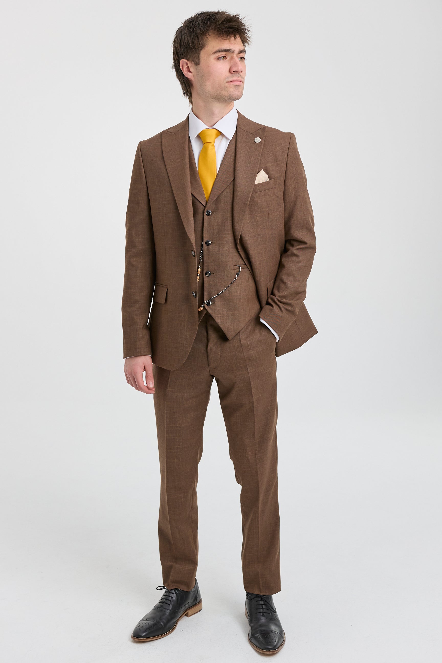 Ανδρικό απλό καφέ κοστούμι James 3 τεμαχίων με κλασική εφαρμογή