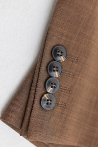 Ανδρικό απλό καφέ κοστούμι James 3 τεμαχίων με κλασική εφαρμογή