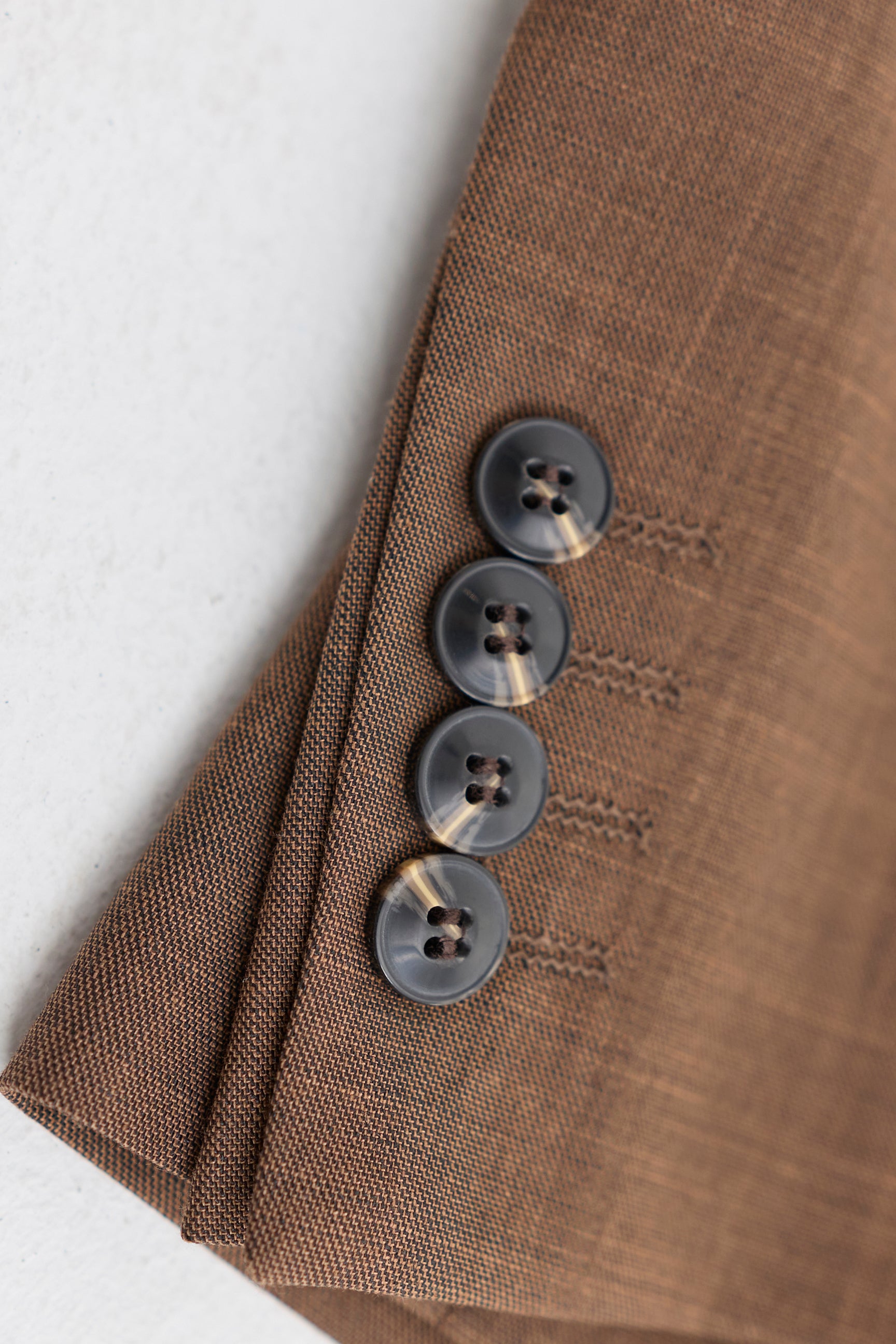 Ανδρικό απλό καφέ κοστούμι James 3 τεμαχίων με κλασική εφαρμογή