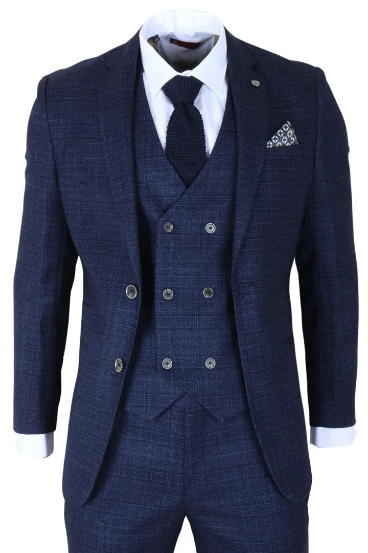Μπλε καρό κοστούμι με γιλέκο και γραβάτα σε λευκό φόντο