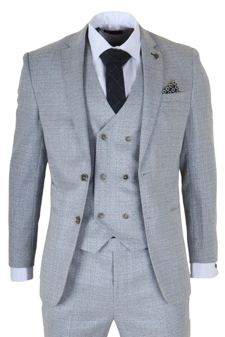 Γκρι καρό κοστούμι με λευκό πουκάμισο, μαύρη γραβάτα και μαντήλι τσέπης σε λευκό φόντο