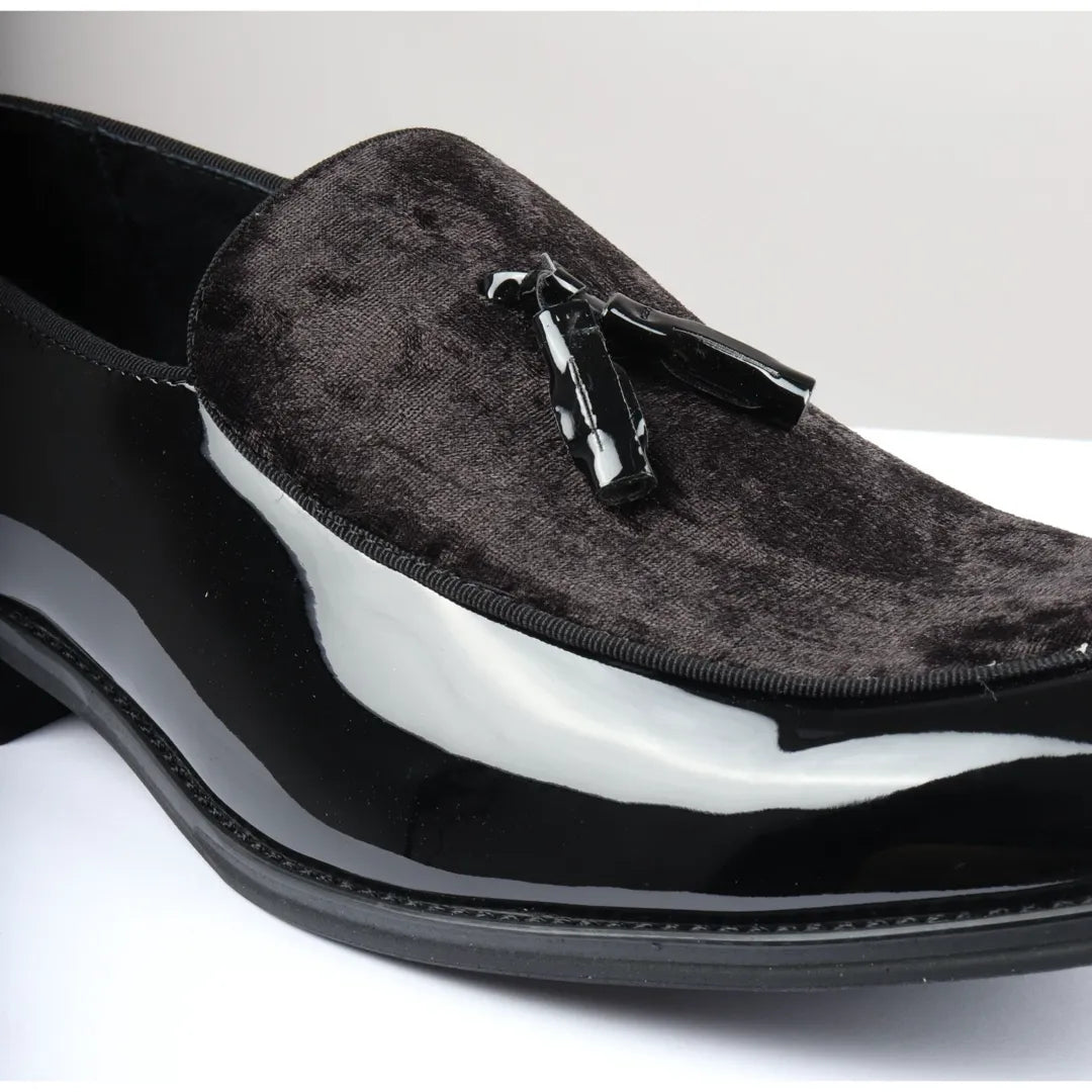 Ανδρικά Slip On Loafers με Φούντες από Βελούδο και Λεπτομέρειες σε Μαύρο Λουστρίνι