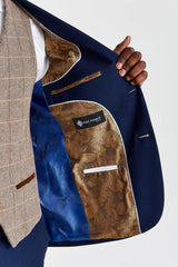 Κοστούμι Mayfair σε μπλε ναυτικό με γιλέκο Harris Brown Tweed σε αντίθεση