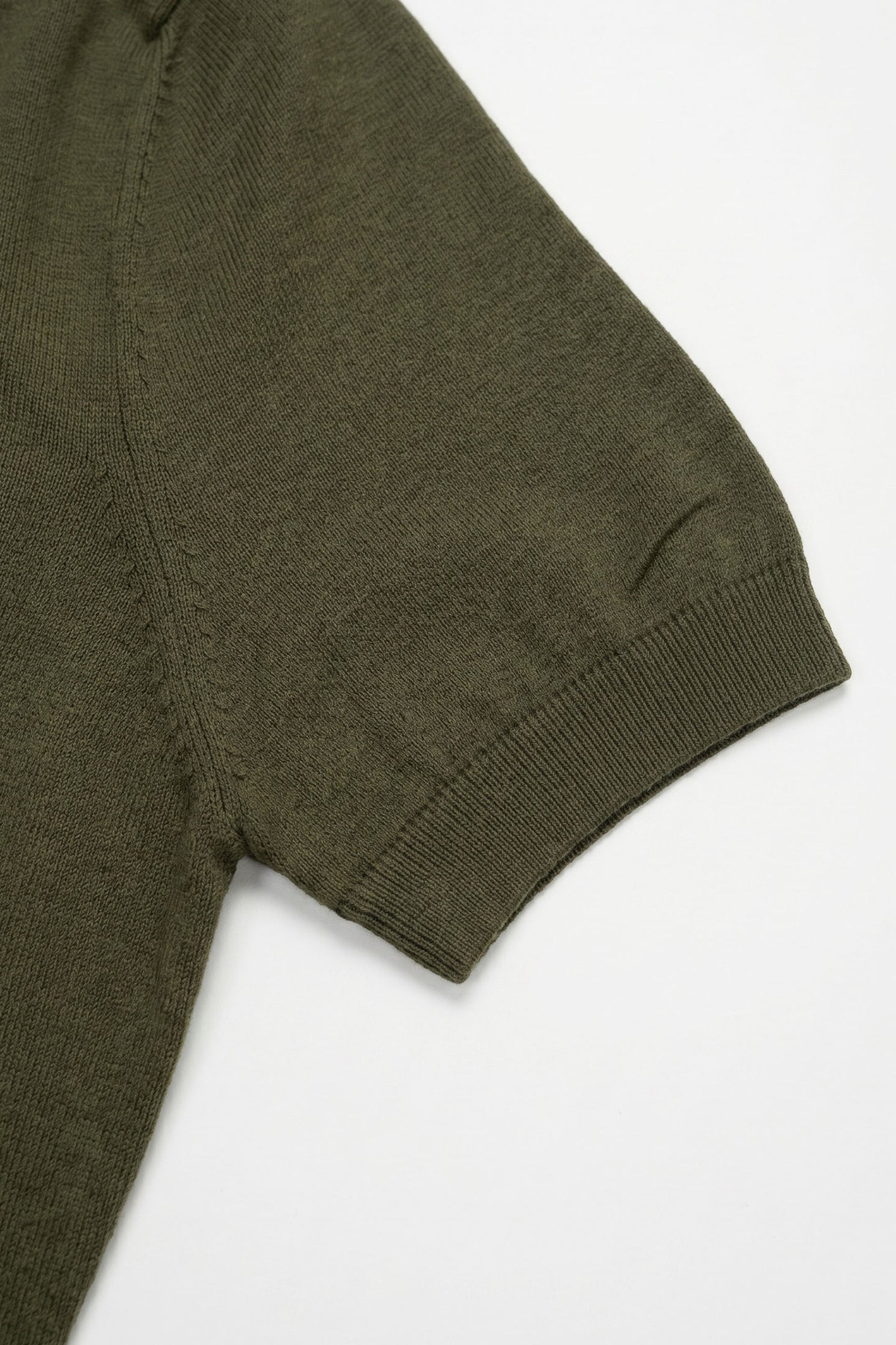 Ανδρικό πλεκτό μπλουζάκι σε λαδί χρώμα με κανονική γραμμή και στρογγυλή λαιμόκοψη, κοντομάνικο τοπ