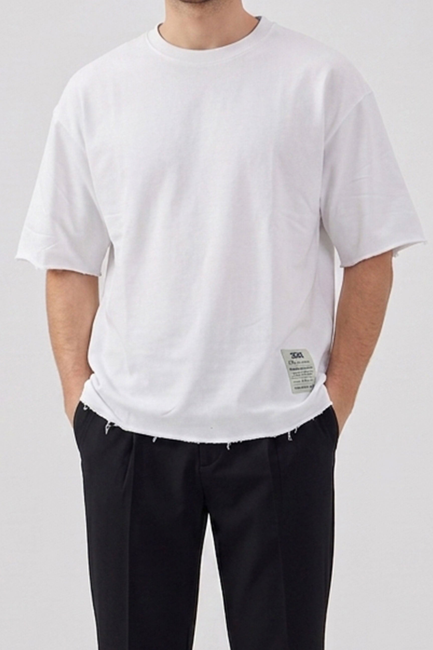 Ανδρικό λευκό T-shirt με λεπτή λαιμόκοψη και χαλαρή εφαρμογή, από μείγμα βαμβακιού και ακατέργαστη ακμή