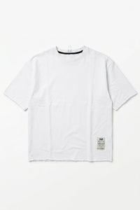 Ανδρικό λευκό T-shirt με λεπτή λαιμόκοψη και χαλαρή εφαρμογή, από μείγμα βαμβακιού και ακατέργαστη ακμή