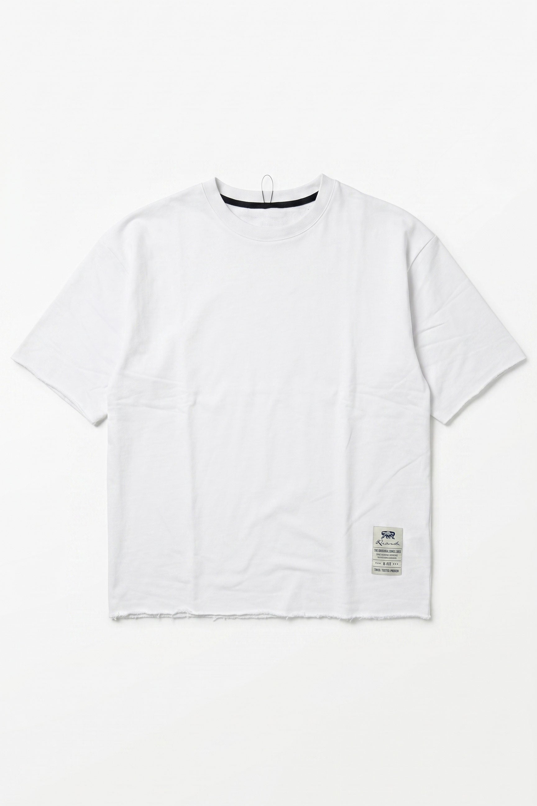 Ανδρικό λευκό T-shirt με λεπτή λαιμόκοψη και χαλαρή εφαρμογή, από μείγμα βαμβακιού και ακατέργαστη ακμή