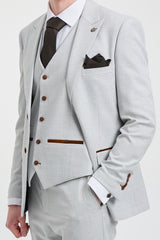 Ανδρικό ολόσωμο καρό Mark 3 τεμαχίων από γκρι πέτρες σε σχήμα τουίντ με καφέ τελείωμα για γάμους και χορούς αποφοίτησης