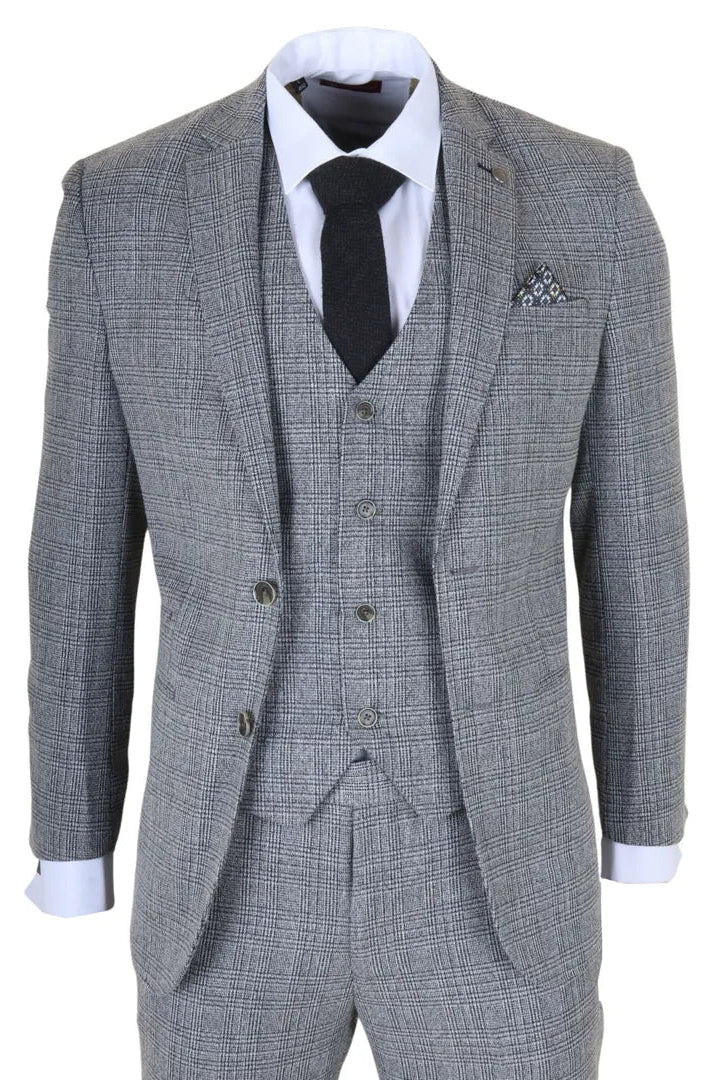 Γκρι καρό κοστούμι με λευκό πουκάμισο, μαύρη γραβάτα και μαντήλι τσέπης σε λευκό φόντο